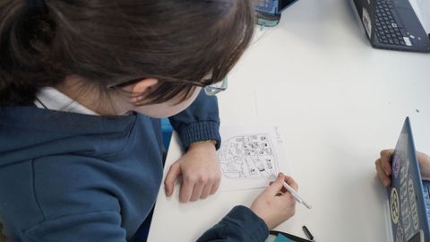 Una alumna trabajando en el concurso impulsado por la ONCE.