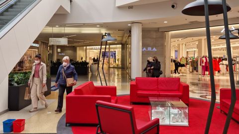 Ambiente en un Zara en el centro comercial Oden de Narn