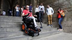 Anxo Queiruga muestra una silla de ruedas capaz de superar obst�culos