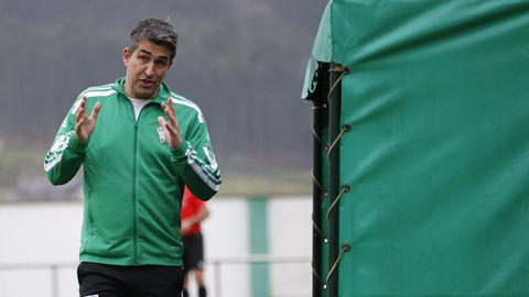 Piru, durante su debut al frente del Xove Lago ante el Monterroso.