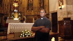 Sylvestre Marcel colabora en las labores parroquiales con el sacerdote Alfonso Mera.