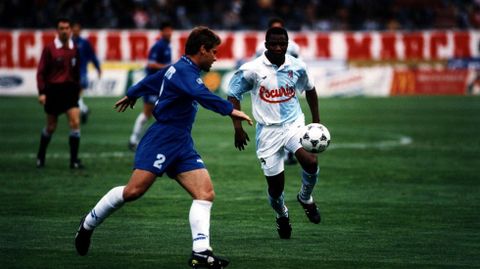 Ohen pelea un bal�n contra el Tenerife.