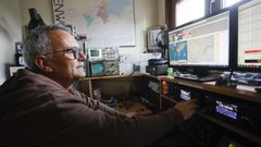 �ngel Send�n, t�cnico electr�nico de 57 a�os, tiene sus equipos en su casa de Begonte, Lugo