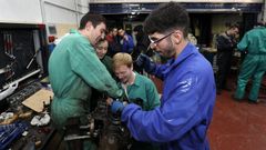 Alumnos de Automoci�n trabajando en el taller del instituto viveirense. 