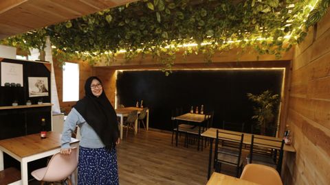 Rany Kiyai en su restaurante de Viveiro, el Warung Indostar, que abrió en febrero de 2023