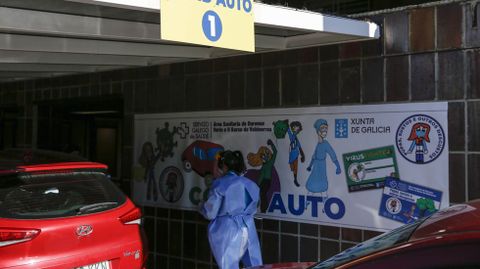 Los niños que van al Covid Auto reciben un carné de «Virus Fighter»