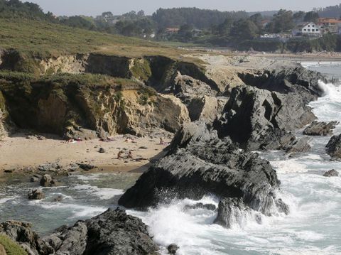 Las pequeñas playas tienen difícil acceso pero gran belleza.