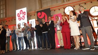 En la imagen, Gladys Vázquez, presentadora del acto, junto a Pablo Pachón, Jose Carlos Villaverde, Miguel Silva, Alberto Rodríguez-Tenreiro, Artur Cousiño, César Rodríguez, José Antonio García, Xosé Luís Vilela, Manuel Moreno, Marta Ruiz, María del Carmen González y Tomás García Morán.