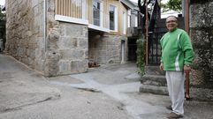 Jos� Saa, delante de su casa un a�o despu�s del fuego