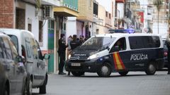 Registo de la casa en un barrio de Sevilla donde viv�a  el yihadista detenido en Marruecos y que presuntamente pretend�a atentar en la Semana Santa de Sevilla 