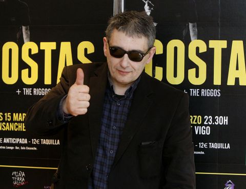 Miguel Costas en una presentaci�n en Vigo