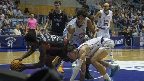 Johnson protege el bal�n ante Barcello y Felipe dos Anjos en el partido de la primera vuelta en Sar