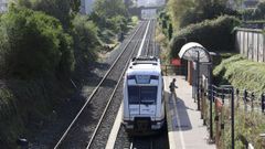 Un tren de ancho m�trico (antigua Feve) a su paso por un apeadero en Ferrol.