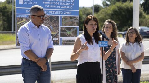 La conselleira, durante su visita a Carballo