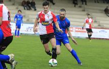 El sacrificio de Nacho Curr�s en los marcajes es una constante en su juego. 