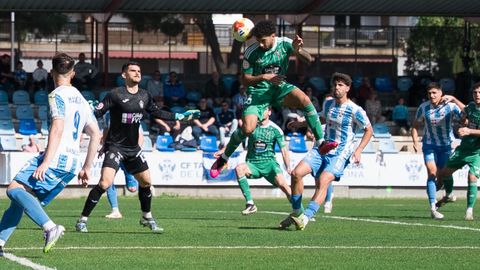 Pujol en una acci�n de la visita del Racing a Talavera.