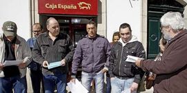 Afectados y miembros de Stop Desahucios ayer en Caja España