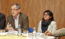 Evencio Ferrero y Mar�a Carmen Vila, en una reciente debate en la parroquia carballesa. 