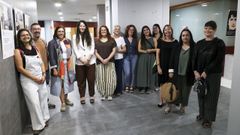 Mar�a Rozas, cuarta por la izquierda, con representantes del tejido cooperativista de Santiago en la inauguraci�n de la muestra.