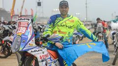 El asturiano Javier lvarez de celebracin tras cruzar la meta del Dakar