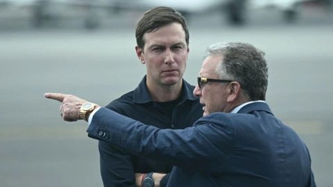 Jared Kushner (de frente) y Steve Witkoff, los dos representantes de Estados Unidos en las negociaciones sobre Gaza en Egipto.