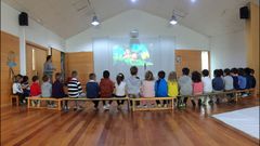 En el Concello por falta de espacio. Los alumnos de Ois y Coir�s de Arriba se reunieron en el centro de servicios sociales del Concello para realizar actividades manuales (la imagen recoge un momento de descanso) por falta de espacio en ambos colegios