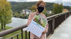 Pilar P�rez, con la mascarilla y el calendario de Peludines Callejeros