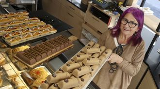 Rosina Rubio, cuarta generaci�n al frente de la confiter�a Gasc�n, en Ferrol, muestra algunos de sus turrones