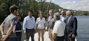 Las autoridades se encontraron con los deportistas del centro de remo en Laias. 
