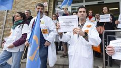 M�dicos en huelga, esta semana durante una concentraci�n en el centro de salud Virxe Peregrina de Pontevedra