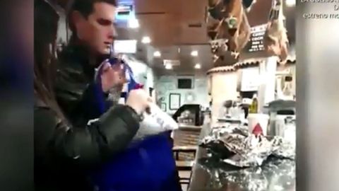 MAL Y ALBERT RIVERA COMPRANDO UNA BOLSA DE PATATAS BONILLA