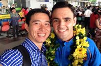 Un aficionado vietnamita se hace un selfie con el chantadino Hctor Souto a la llegada de la seleccin