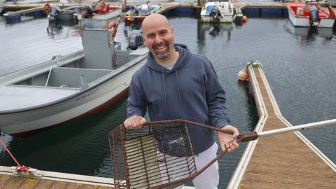Ram&oacute;n Pati&ntilde;o, conocido en redes como &laquo;Choi&ntilde;o&raquo;, delante de su embarcaci&oacute;n en el muelle de Curuxeiras, en Ferrol.