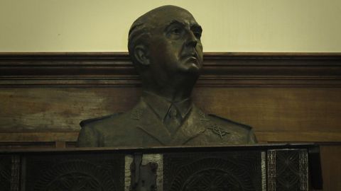 Busto de Franco en el pazo de Meir�s