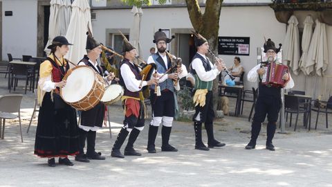 Las ruadas de la jornada estuvieron a cargo de Os Enxebres de San Lázaro y Os Viqueiras de Ordes