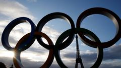 Los anillos olmpicos en Pars para celebrar el aununcio oficial del COI de que la capital parisina ser la sede olmpica del 2024.