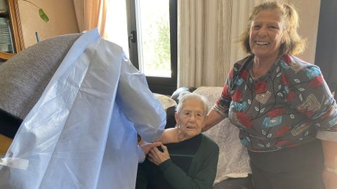 La vacunaci�n a domicilio en el rural.Luzdivina, feliz de ver c�mo vacunan a su madre, Anuncia Fern�ndez, de 97 a�os