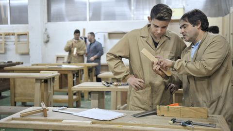 Imagen de archivo de una clase de FP en la que muestran cómo trabajar la madera
