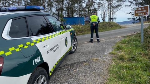 Un agente de la Guardia Civil en el alto de Ambasv�as.