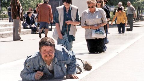 Peregrinos de rodillas y a rastras en el santuario de F�tima, en una imagen de principios de mayo de 1997.