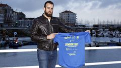 Juan Pouso, edil de Deportes, posa coa camiseta da Sin-Son 10K.