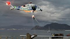 Momento en que el veh�culo a�reo de Gardacostas se llev� al hombre desde el muelle de Rodas