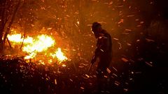 El fuego, muy cerca de dos n�cleos de poblaci�n