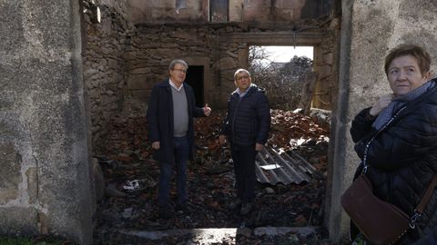 El delegado territorial de la Xunta, Manuel Pardo, acompaado por el alcalde de Monterrei, Jos Luis Surez, supervisaron los trabajos que se llevan a cabo  en edificaciones que sufrieron daos en los incendios de agosto 