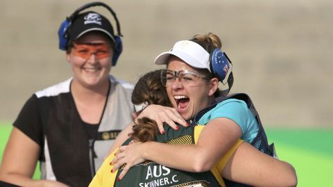 La australiana Catherine Skinner festeja su oro en tiro en foso ol�mpico.