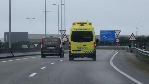 Furgón fúnebre y ambulancia camino del HULA