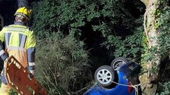 El veh�culo siniestrado, que qued� encajado en un �rbol en Silvoso (Ponte Caldelas).