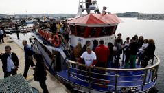 El Barco das Letras,a punto de zarpar del muelle de Oza