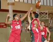 Un lance del partido en Marz�n entre Celtas y Cambre. 