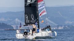 Tom Dolan entrando en la r�a de Vigo con el puente de Rande al fondo